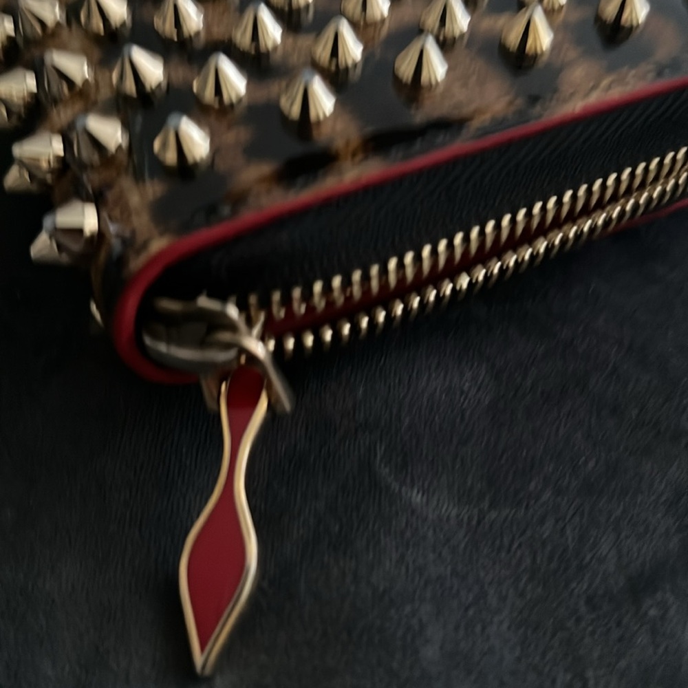 EXCELLENT CONDITION CHRISTIAN LOUBOUTIN SPIKED LEPORD WALLET (RARE)💗💗💗 - Picture 5 of 13